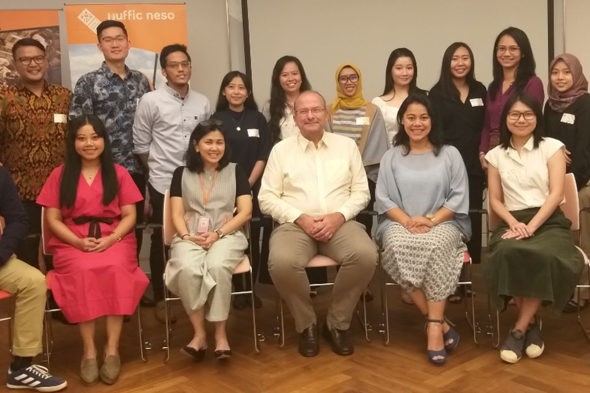 Direktur Nuffic Neso Indonesia, Peter van Tuijl, bersama para penerima beasiswa pada OTS Awardees Gathering di Kedutaan Besar Belanda di Jakarta, Selasa (23/7/2019) malam.
