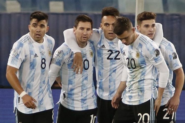 Para pemain Argentina merayakan gol Lautaro Martinez ke gawang Bolivia pada laga matchday kelima Grup A Copa America 2021 di Stadion Arena Pantanal, Brasil, Selasa (29/6/2021). 