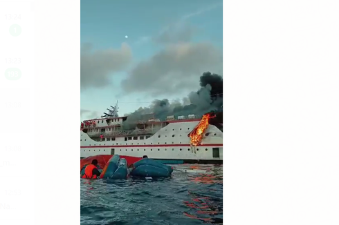 Viral, Video Kapal Terbakar dan Penumpang Lompat ke Laut, Bagaimana Kondisinya?