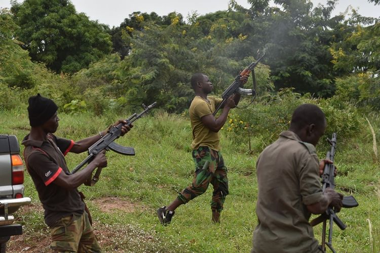 Tentara Pantai Gading yang menuntut uang bonus menembakkan senjata mereka ke udara di kota Bouake, Senin (15/5/2017).