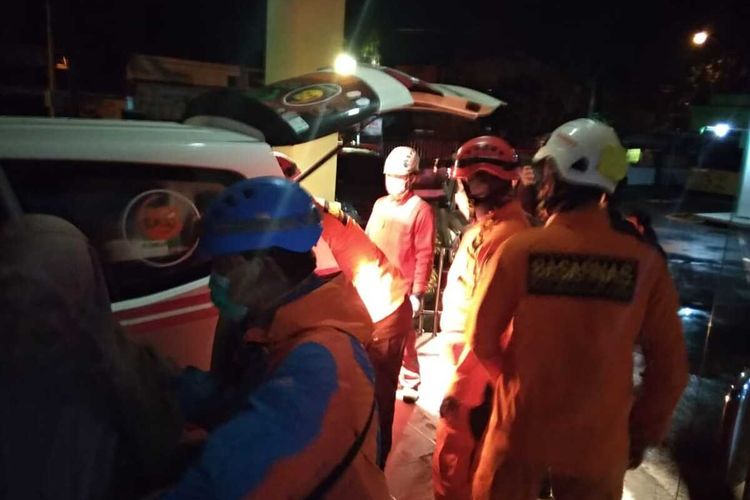 Tim SAR Gabungan mengevakuasi pendaki perempuan yang alami hipotermia di gunung Muria Kabupaten Kudus, Jawa Tengah, Sabtu (16/1/2021) malam.