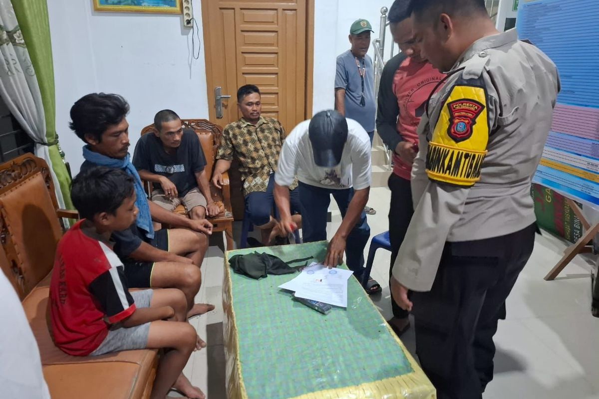  Warga dan karyawan Mie Aceh Bang Agam di Kecamatan Beringin, Kabupaten Deli Serdang sepakat damai setelah sebelumnya terlibat bentrok, Minggu (10/3/2025)   