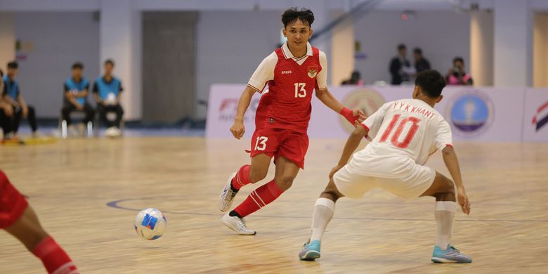 Timnas futsal U16 Indonesia saat menjalani laga Piala AFF Futsal U16 2025 kontra Myanmar yang berlangsung di Nonthaburi Hall, Nonthaburi, Thailand, pada hari Selasa (23/12/2025).