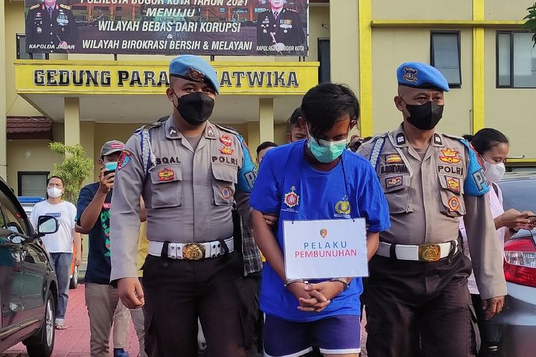 AP (23) pelaku pembunuhan terhadap seorang wanita berinisial RM (39) di salah satu rumah kos di wilayah Pasir Jaya, Kecamatan Bogor Barat, Kota Bogor, digiring petugas kepolisian di Mapolresta Bogor Kota, Jumat (13/5/2022).