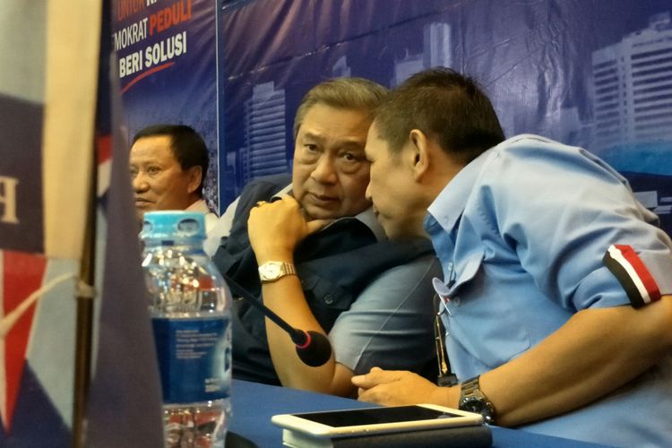 Ketua Umum DPP Partai Demokrat, Susilo Bambang Yudhoyono (kiri) dan Sekretaris Jenderal DPP Partai Demokrat Hinca Panjaitan (kanan) saat berbincang sebelum rapat tertutup terkait dengan penyelenggaraan Pilkada 2018 di kantor kantor DPP Partai Demokrat, Jakarta, Rabu (3/1/2018). 