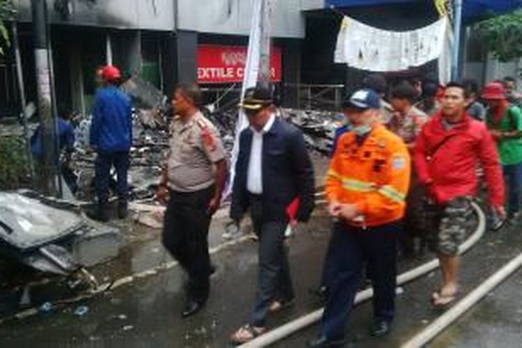 Wali Kota Bandung Ridwan Kamil (tengah) saat berjalan di TKP Kebakaran KING, Selasa, (24/6/2014) sore.