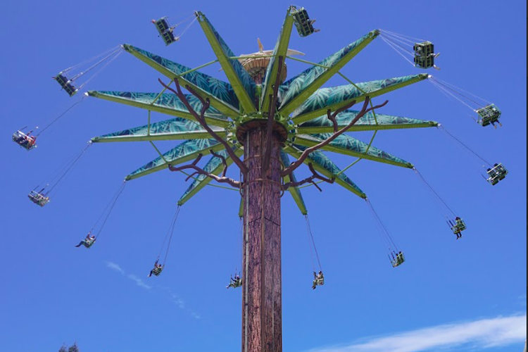 
Salah satu wahana di Mikie Funland, theme park terbesar di Sumatera Utara yang berlokasi di Berastagi, Kabupaten Karo.