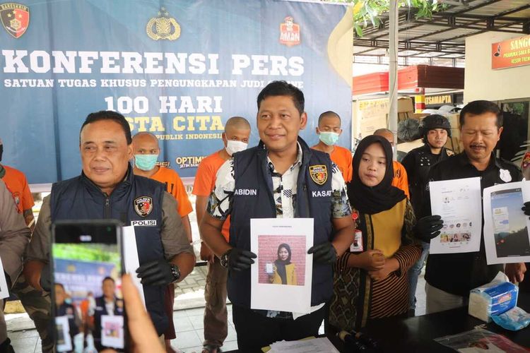 Polisi menunjukkan barang bukti ketika mengungkap kasus judi online di kawasan Polres Trenggalek Jawa Timur, Selasa (05/11/2024).