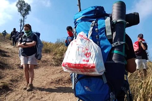 Belasan Karung Sampah Pendaki Diturunkan dari Bukit Mongrang Gunung Lawu 