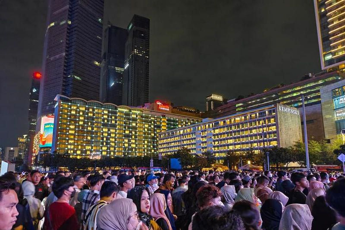 Suasana keramaian pada malam Tahun Baru 2024 di area Bundaran HI, Jakarta Pusat jelang pergantian tahun, Minggu (31/12/2023).