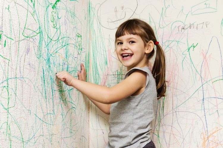 Ilustrasi anak mencoret-coret dinding dengan krayon. 