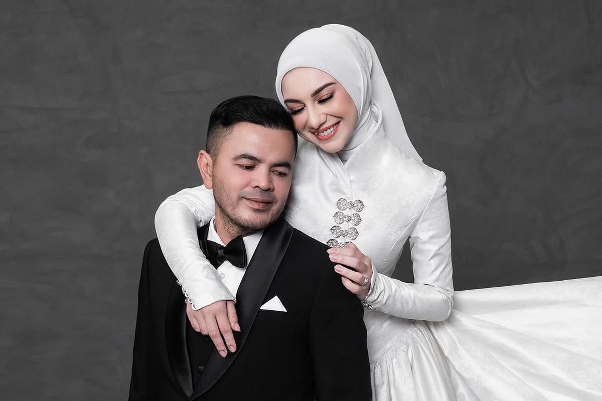 Potret Irish Bella sekeluarga menggunakan pakaian formal dalam sesi foto keluarga.