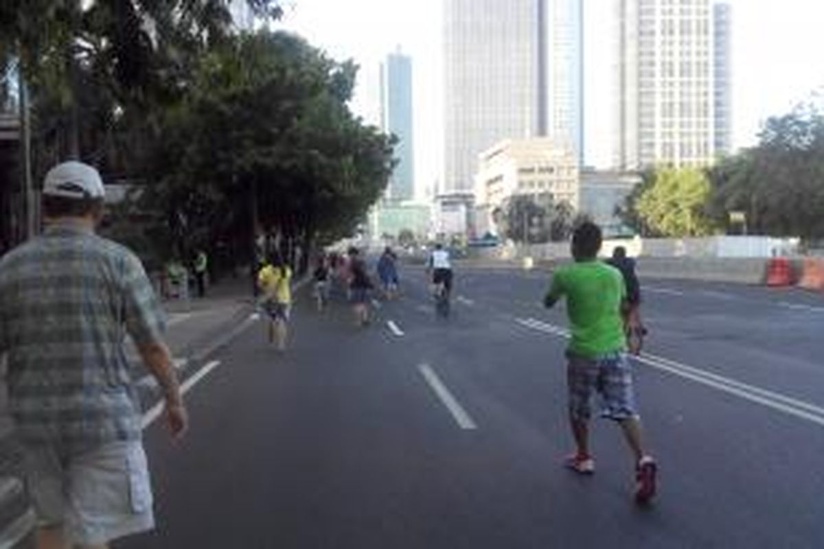 Masih banyak warga yang berolahraga di kawasan car free day pada hari buruh, Jumat (1/5/2015). 