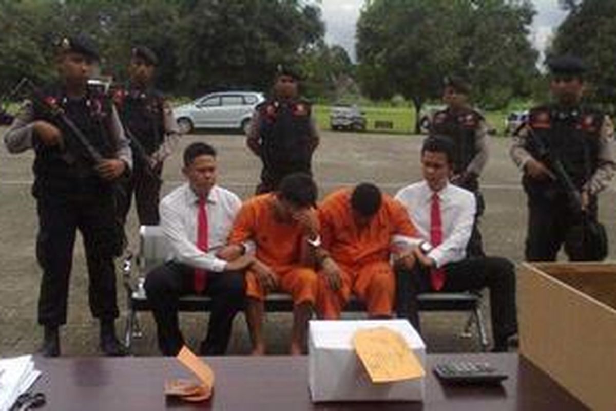 Polda Sulsel memusnahkan barang bukti sabu seberat 1,7 kilogram atau senilai Rp 3,4 miliar dari dua pengedar narkoba jaringan Malaysia, Muhammad Arief dan Muhammad Suriadi di halaman apel markas Polda Sulsel, Kamis (20/12/2012) sekitar pukul 14.30 Wita. Sedangkan dua tersangka lainnya, Asri dan Sudirman masih buron setelah 