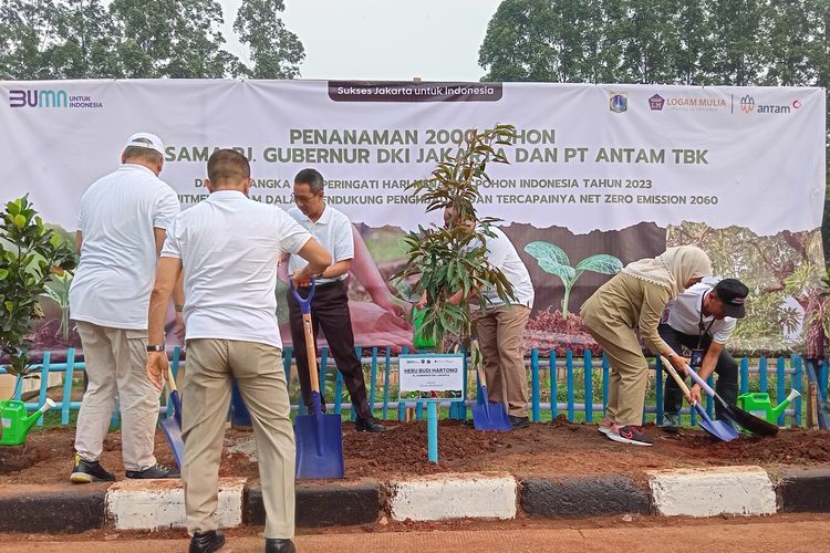 Penjabat (Pj) Gubernur DKI Jakarta Heru Budi Hartono bersama jajarannya melaksanakan kegiatan menanam pohon di Taman Inspeksi, Duren Sawit, Jakarta Timur, Senin (27/11/2023).