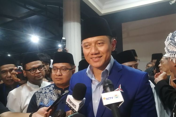 Ketua Umum Partai Demokrat Agus Harimurti Yudhoyono (AHY) usai menghadiri acara Haul ke-12 pendakwah kondang KH Zainuddin MZ di kawasan Kebayoran Baru, Jakarta Selatan, Jumat (24/2/2023) malam.