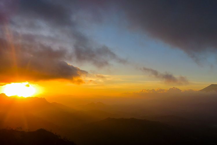 Puncak Suroloyo Indahnya Senja Di Atap Pegunungan Menoreh