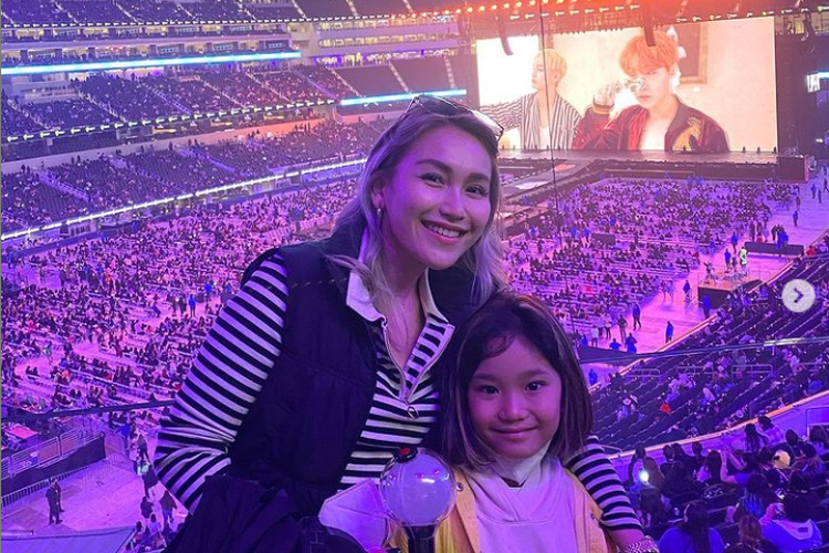 Pedangdut Ayu Ting Ting dan Bilqis putrinya berpose di SoFi Stadium, Inglewood, Los Angeles, untuk menonton konser BTS Permission to Dance On Stage - LA, Kamis (2/12/2021) waktu setempat.