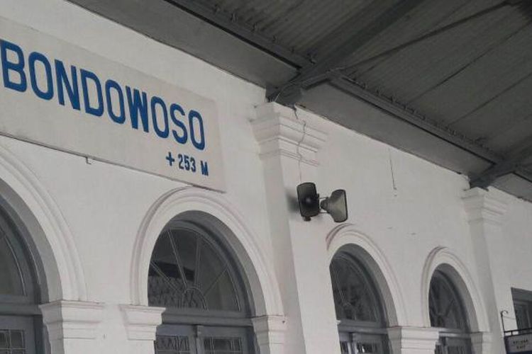 Bangunan Stasiun Bondowoso yang terletak di Jalan Imam Bonjol, Kelurahan Kademangan, Kecamatan Bondowoso, Kabupaten Bondowoso, Jawa Timur. Di dalam bangunan stasiun ini terdapat Museum Kereta Api Stasiun Bondowoso yang menyimpan aneka artefak benda-benda perkeretaapian.