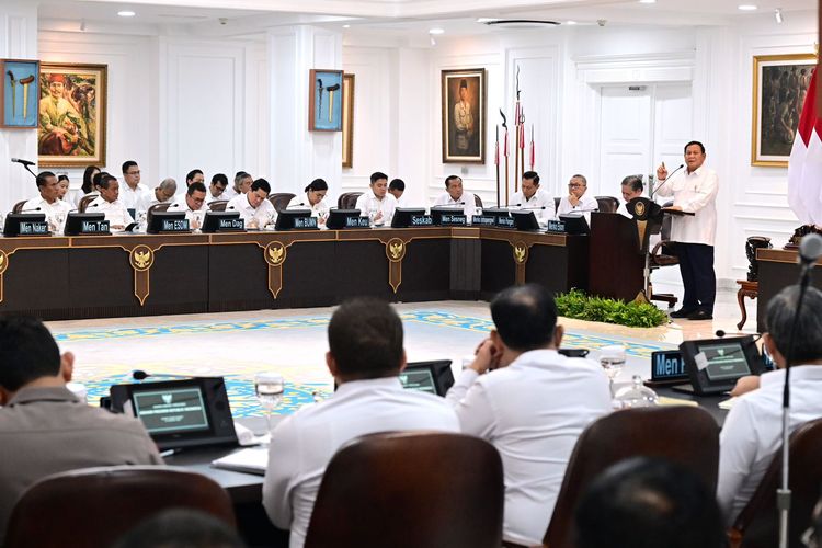 Presiden Republik Indonesia (RI) Prabowo Subianto menggelar Sidang Kabinet Paripurna bersama seluruh jajaran Menteri Kabinet Merah Putih, di Istana Negara, Rabu (22/1/2025).