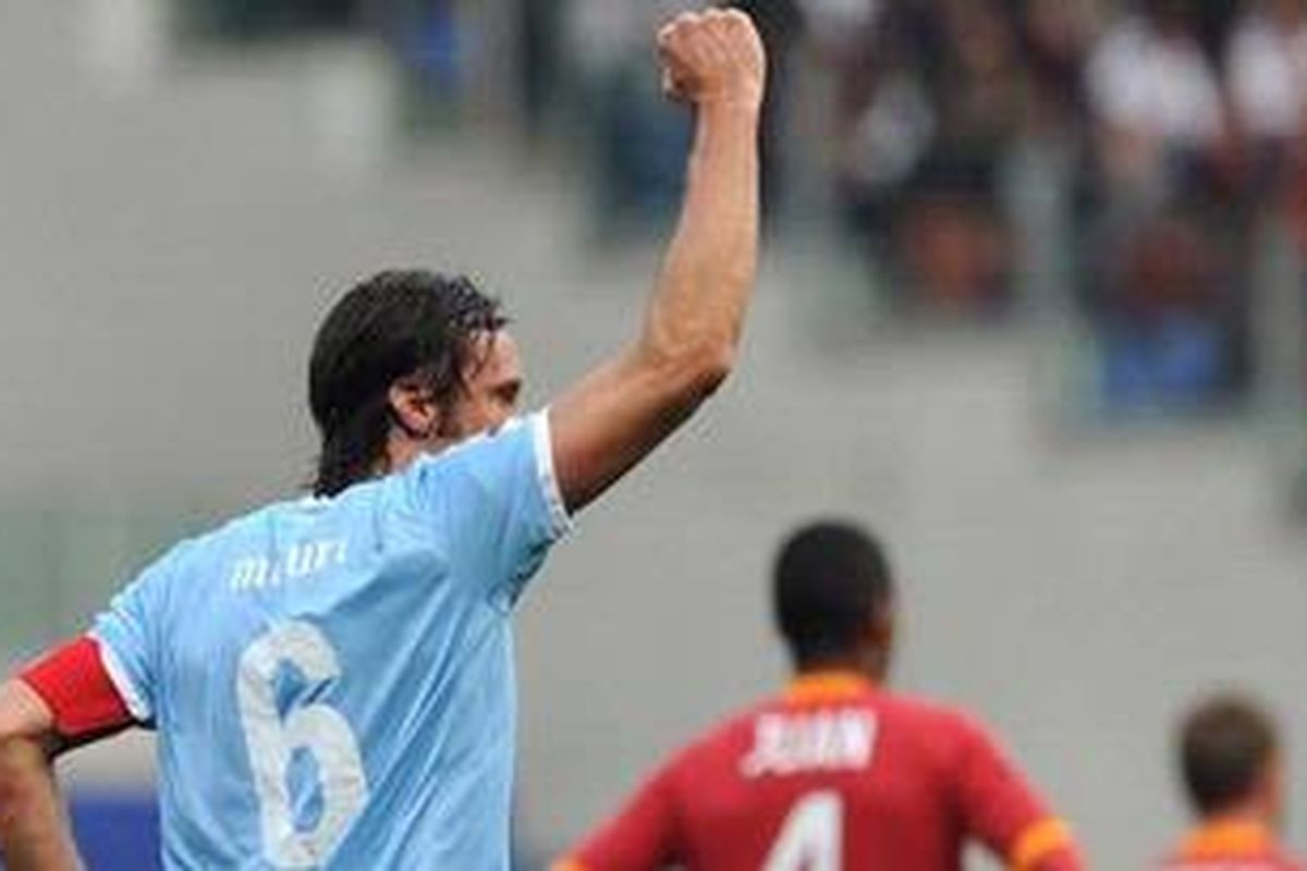 Gelandang Lazio, Stefano Mauri, merayakan golnya ke gawang AS Roma, pada laga Serie-A, di Olimpico, Minggu (4/3/2012).