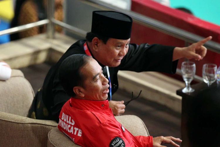 Presiden Republik Indonesia, Joko Widodo dan Presiden Persekutuan Pencak Silat Antarbangsa (Persilat), Prabowo Subianto menyaksikan pertandingan partai final pencak silat Asian Games 2018 di Padepokan Pencak Silat, TMII, Jakarta, Rabu (29/8/2018).