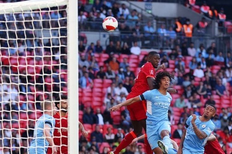 Bek Liverpool, Ibrahima Konate, mencetak gol dalam laga Man City vs Liverpool pada semifinal Piala FA di Wembley Stadium, Sabtu (16/4/2022) malam WIB.