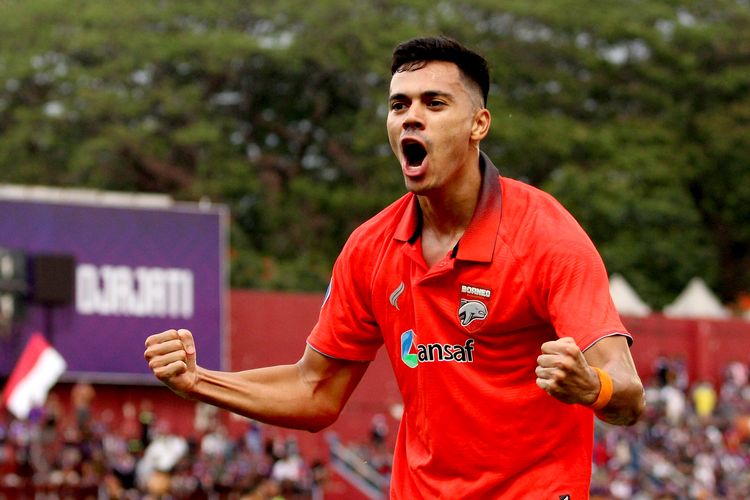 Pemain Borneo FC Matheus Pato selebrasi seusai menjebol gawang Persik Kediri saat pertandingan pekan 4 Liga 1 2022-2023 yang berakhir dengan skor 1-2 di Stadion Brawijaya Kediri, Jumat (12/8/2022) sore. Terkini, Matheus Pato mencetak hattrick ke gawang Madura United pada pekan ke-11 Liga 1 2022-2023 dan kini memuncaki daftar top skor Liga 1 dengan torehan 12 gol.