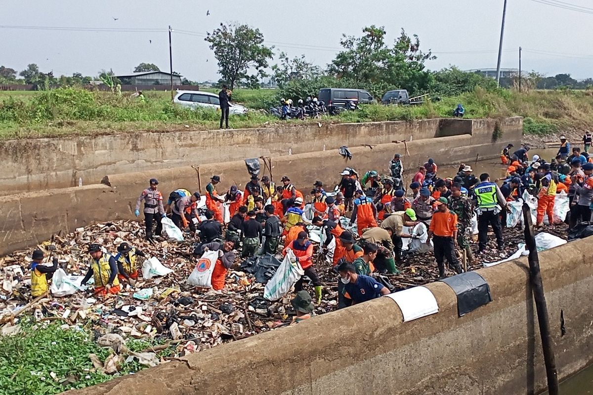 Warga sekitaran sungai Cikeruh, Desa Cimekar, Kecamatan Cileunyi, Kabupaten Bandung bersama Instansi lainnya saat tengah membersihkan Sungai Cikeruh dari sampah, usai video ajakan dari Pandawara Group pada Rabu (26/7/2023)