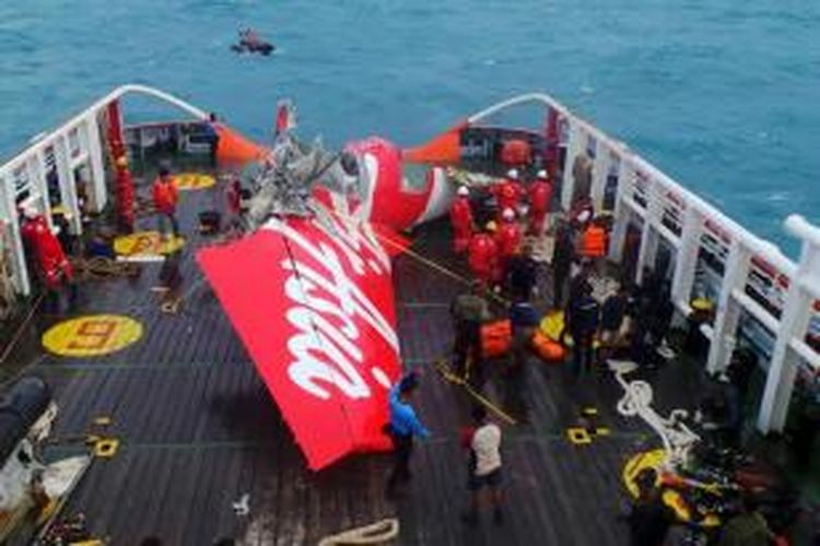 Ekor pesawat AirAsia QZ8501 ditemukan dan diangkat ke kapal Crest Onyx di Selat Karimata, Pangkalan Bun, Kalimantan Tengah, Sabtu (10/1/2015).