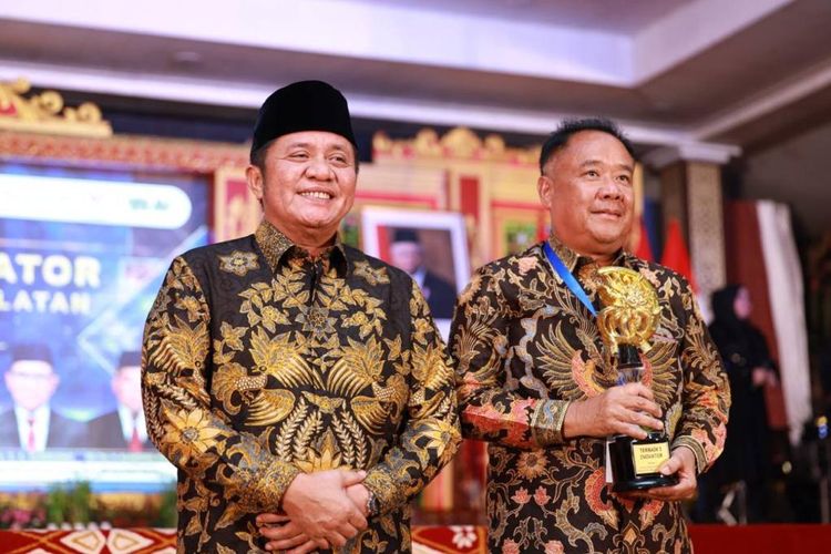 Gubernur Sumatera Selatan (Sumsel) Herman Deru saat memberikan penghargaan kepada salah satu innovator yang berkontribusi dalam kemajuan pembangunan di Provinsi Sumsel dalam acara Anugerah Inovator Provinsi Sumsel Tahun 2023 di Griya Agung, Palembang, Jumat (22/9/2023).

