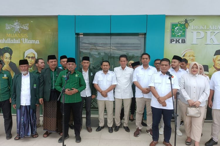 Jajaran pengurus DPD Partai Gerindra Banten mengunjungi Kantor DPW PKB Banten di Jalan Ki Ajurum, Cipocok Jaya, Kota Serang. Minggu (28/5/2024). Kedua partai menginsyaratkan kemungkinan berkoalisi di Pilkada Banten 2024.