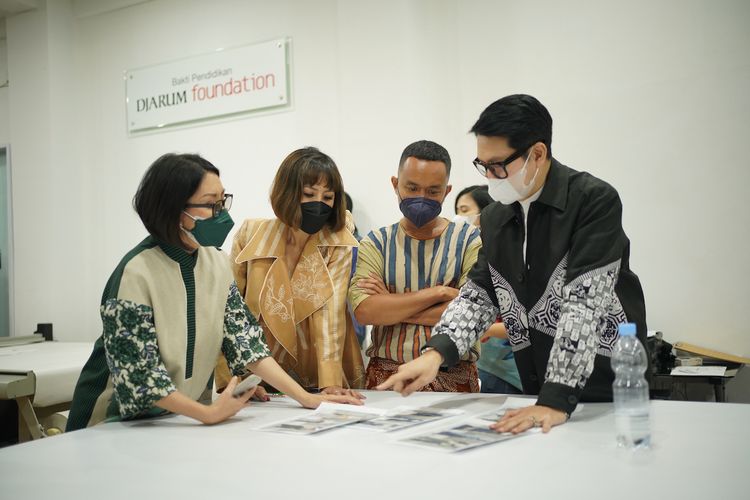 Kiri ke kanan: Editor in Chief Harper?s Bazaar Indonesia Ria Lirungan, Program Director Bakti Budaya Djarum Foundation Renitasari Adrian, fashion stylist Hagai Pakan, dan Denny Wirawan.