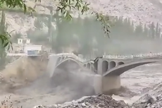 Jembatan Bersejarah Pakistan Runtuh Diterjang Banjir dari Gletser yang Mencair karena Gelombang Panas