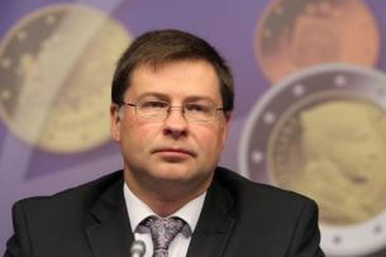 PM Latvia, Valdis Dombrovskis mengundurkan diri dari jabatannya setelah tragedi runtuhnya atap pusat perbelanjaan Maxima yang menewaskan 54 orang.