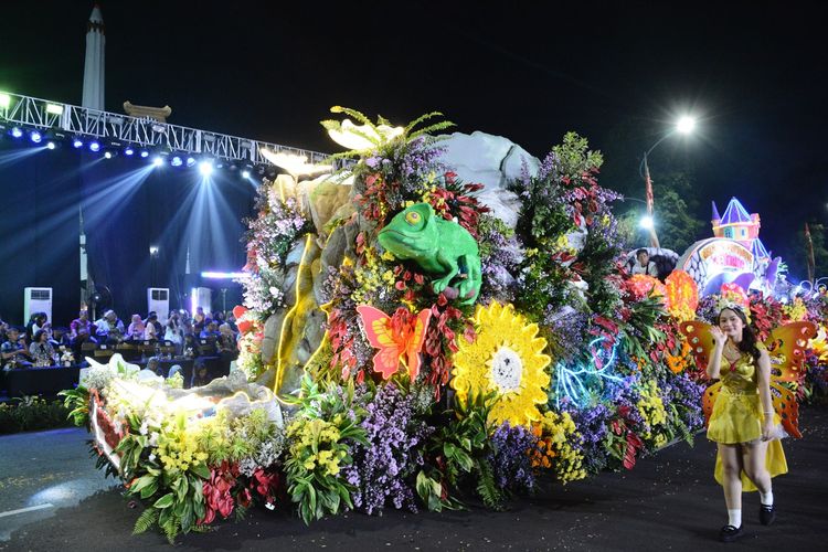 Surabaya Vaganza 2026 dikemas lebih spektakuler melalui konsep festival cahaya yang memadukan mobil hias bunga, pencahayaan artistik, kostum bercahaya, hingga pertunjukan light show.