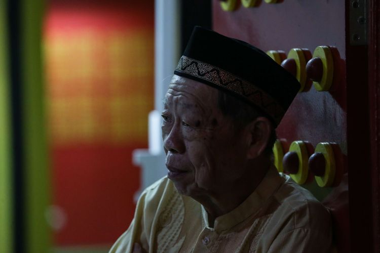 Koh Aon atau Lim On Sioe usai melaksanakan buka puasa bersama dan shalat tarawih di Masjid Lautze, Jakarta Pusat, Minggu (15/4/2023).  Masjid bergaya arsitektur China ini menjadi wadah warga keturunan Tionghoa untuk belajar dan memeluk agama Islam.