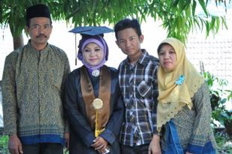 Peraih IPK 3,93 sekaligus wisudawan terbaik di IAIN Walisongo Semarang, Zumrotul Choiriyah (23) bersama ayah dan ibunya, Rabu (6/8/2014)