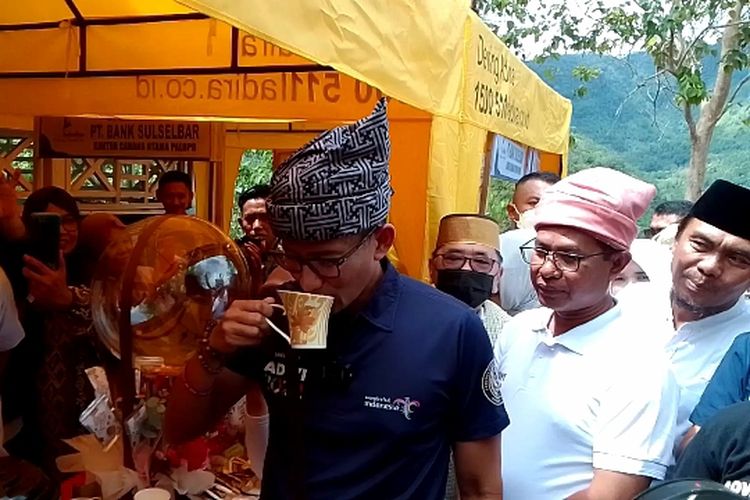 Menteri Pariwisata dan Ekonomi Kreatif Sandiaga Salahuddin Uno disambut dengan tarian etnis pangaru, di kawasan wisata Kambo, Kota Palopo, Sulawesi Selatan , Rabu (12/10/2022) sambil menikmati minuman Sarabba