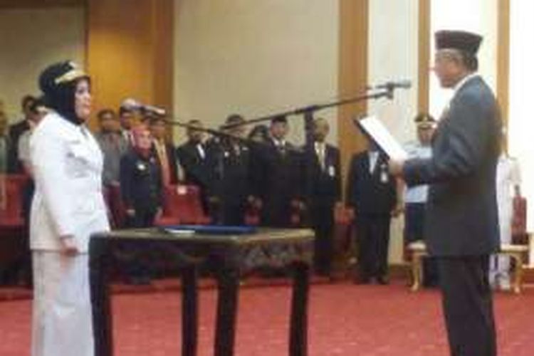 Gubernur Sultra Nur Alam melantik penjabat bupati Bombana Siti Saleha di ruang pola kantor gubernur Sultra/ KOMPAS.COM. KIKI ANDI PATI