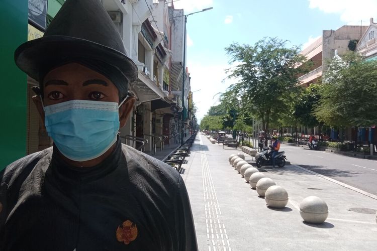 Suasana Malioboro terlihat sepi, penyekatan dilakukan oleh Pemkot Yogyakarta untuk mencegah warga nongkrong di sekitaran Malioboro, Senin (5/7/2021)