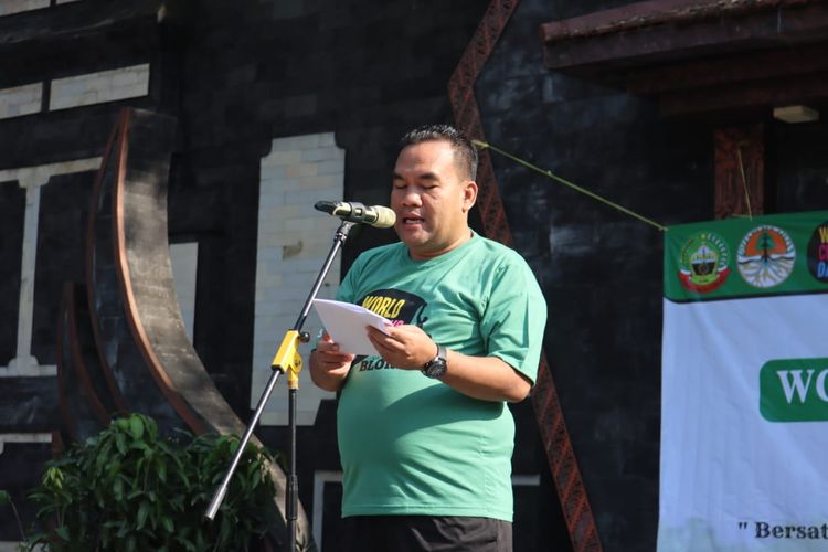 Bupati Blora Arief Rohman ikut terlibat dalam aksi bersih-bersih di Blora dalam rangka memperingati WCD.