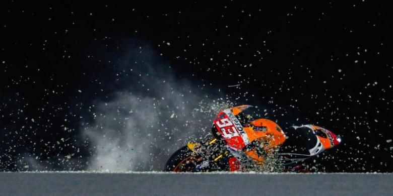 Motor RCV213V milik pebalap Repsol Honda asal Spanyol, Marc Marquez, tergulung di lintasan Sirkuit Losail, Qatar, pada hari kedua tes pramusim MotoGP 2016, Kamis (3/3/2016).