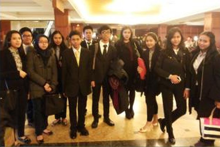 Para delegasi dari SMA Labschool Jakarta yang lolos seleksi dan diterima panitia berjumlah 13 siswa. Keikutsertaan mereka didampingi oleh tiga guru pendamping, yakni Suparno Sastro, Satriwan Salim, dan Nur Arifah Drajati.