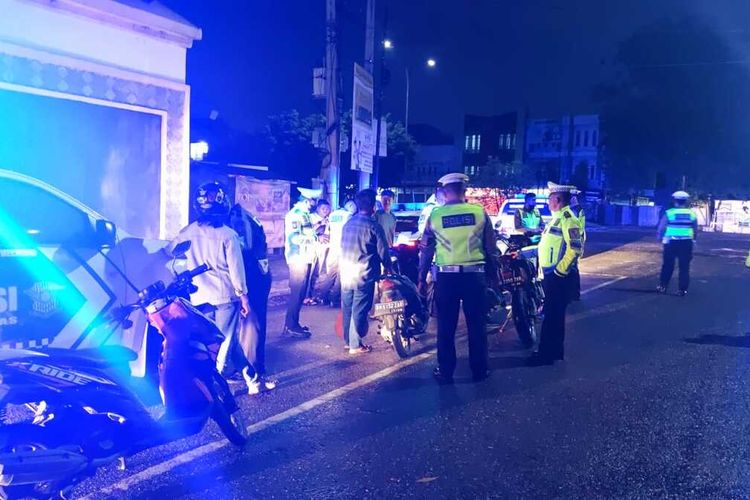 Tim polisi lalulintas saat mengamankan pelaku balap liar di Kota Pekanbaru, Riau, Rabu (14/9/2022) malam.