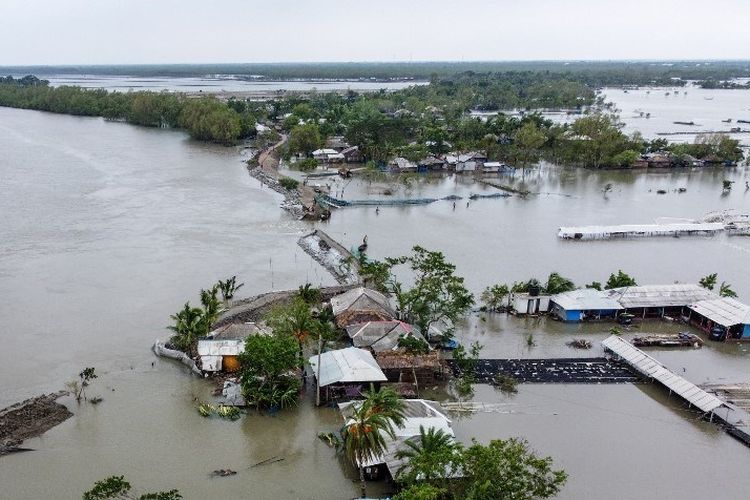 Pemandangan dari udara menunjukkan rumah dan bangunan yang terendam banjir saat bendungan pecah setelah topan Amphan di Shyamnagar jatuh pada tanggal 21 Mei 2020.