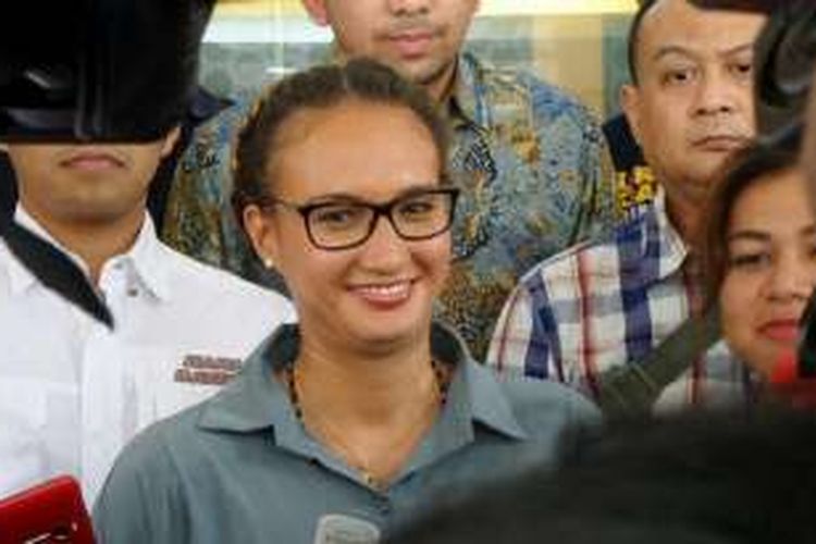 Artis peran Nadine Chandrawinata berbicara kepada media usai memberi keterangan kepada penyidik Resmob Polda Metro Jaya, Jakarta Selatan, Senin (19/9/2016).