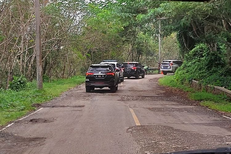 Jalan rusak dan berlubang di rute Pansela Jawa Barat