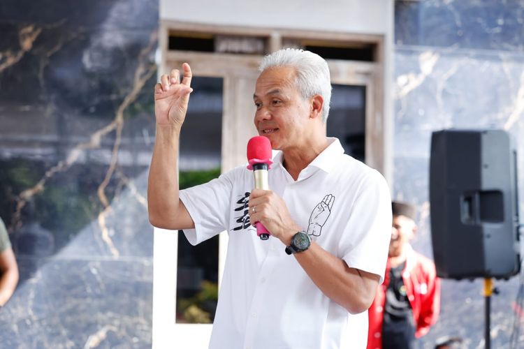 Calon Presiden Nomor Urut 3, Ganjar Pranowo dalam rangkaian kampanyenya di Sukoharjo, Jawa Tengah, Selasa (26/12/2023). 