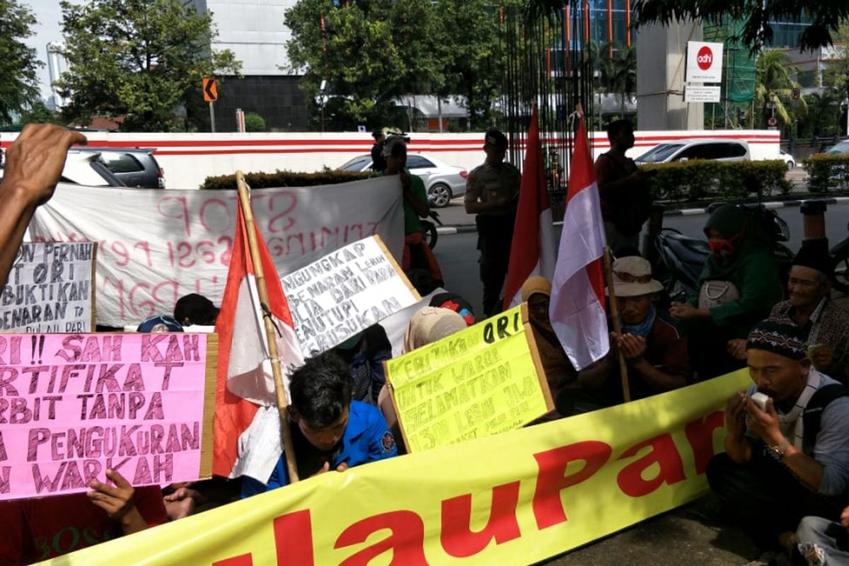 Sejumlah warga Pulau Pari, Kepulauan Seribu, berdoa dan bersalawat bersama di depan kantor Ombudsman Republik Indonesia, Jalan HR Rasuna Said, Kuningan, Jakarta Selatan, Senin (9/4/2018).